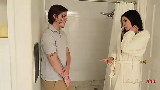 Auntjudysxxx - büyük memeli olgun orta yaşlı seksi kadın Shay sights üvey yeğenini duşta izlerken yakalıyor