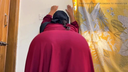Güzel ateşli üvey anne Suudi Arabistan'da burqasını açıyor ve büyük götünü gösteriyor - tesettür ve peçeli seks