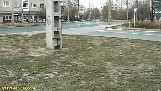 Çılgın kız açık havada işiyor