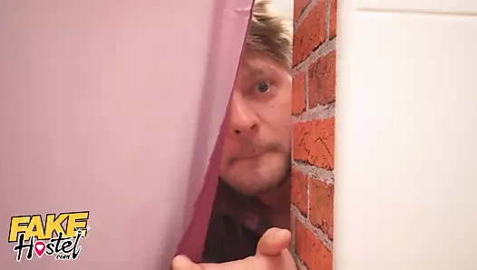 Sahte pansiyon backpacker sikikleri kızıl saçlı ev sahibesi ve onu minyon hizmetçi