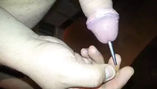 Deliğe bir fırçanın sokulması