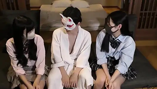 Üçlü güzeller ve üniformalar