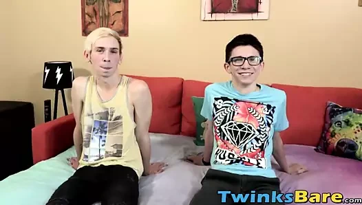 Gözlüklü genç adam sıska bir twink tarafından arkadan parçalandı