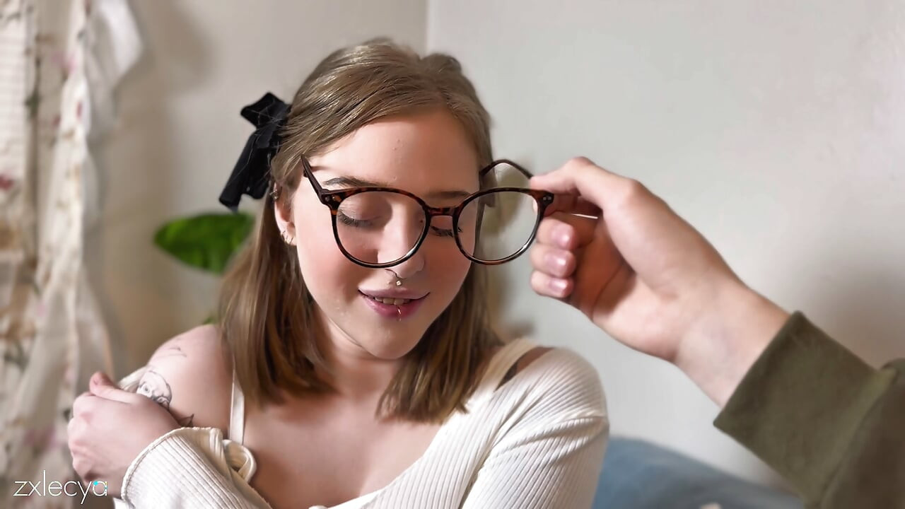 Yönetmen genç bir öğrenciye sikişmeyi öğretiyor