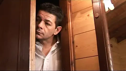 Seksi turist ussy ormanda sikişiyor
