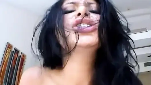 Bu sürtüğün büyük göğüsleri var