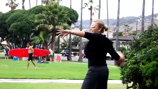 Güzel sarışın eş becerileri - güçlü kol!