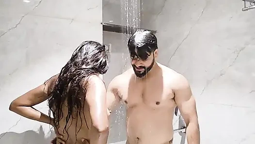 Üvey kız kardeş otel banyosunda sert sikişiyor