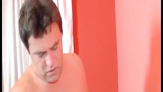 Sarışın Orta Yaşlı Seksi Kadın Şişman Yarağı Gırtlağına Kadar Alıyor Ve Götünü Parçalıyor