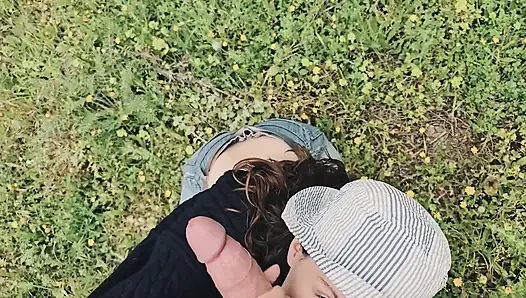 Çılgın kız bir yabancıya sakso çekiyor