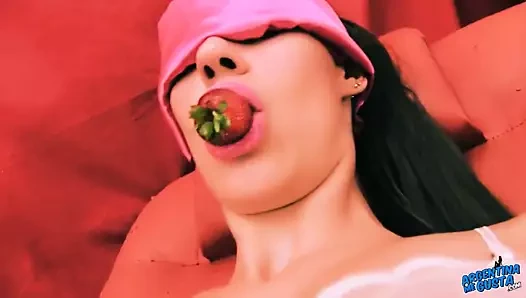 Sıcak topuklu esmer ağız çilek ile oynuyor