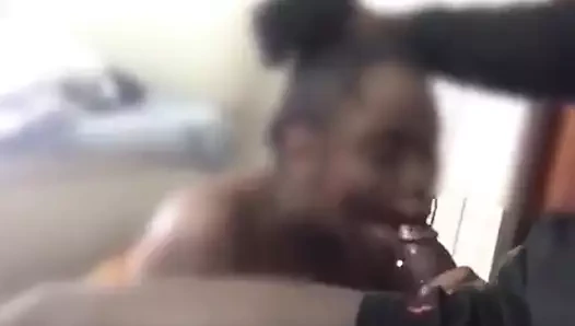 Aldatan kız arkadaşım partide bana sakso çekti.