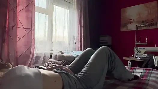 Yaramaz kız sıkılıyor ve mastürbasyona başlıyor