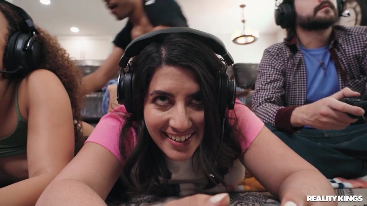 Gamer kızları reality kings için co-op modu sikiş