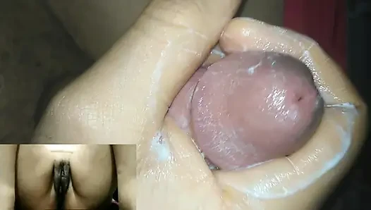 Görüntülü görüşmede erkek arkadaş için mastürbasyon yapıyor
