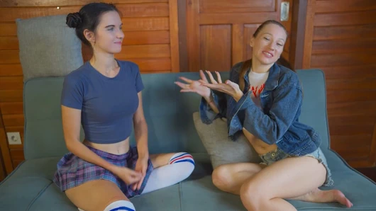 Yaramaz lezbiyen striptiz oyunu sonucunda güzel bir göt şaplak