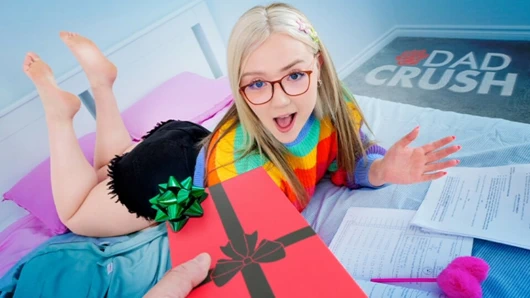 Üvey babasının özel stres azaltma yöntemi: hüsrana uğramış üvey kızını parmaklıyor ve sikiyor