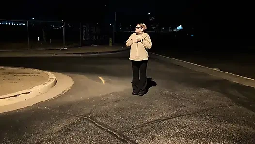 Tombul Iri Güzel Evli Kadın Serin Bir Sabahta Halka açık Seks! Badblondiemonroe