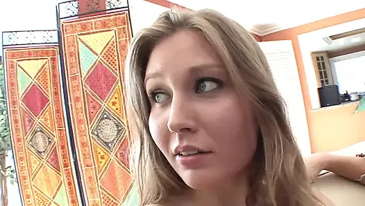 Büyük memeli üvey anne üvey kızı ve kız arkadaşıyla üçlü lezbiyen