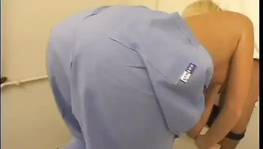 Doktor hastasına çekici sarışın bebek Gina Pearl'ün endorfin düzeyini artırabilen özel tedavisini reçete ediyor