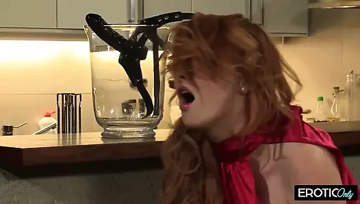 İç çamaşırlı en ateşli kızıl saçlılar sahne 2_busty kızıl saçlı kıllı amında büyük bir yarağın tadını çıkarıyor