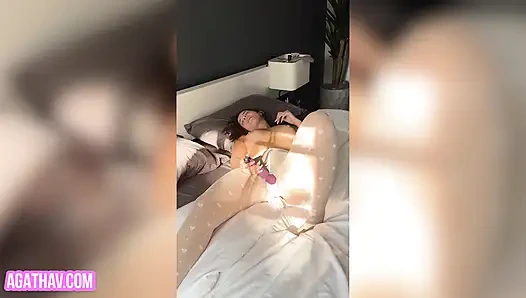 AGATHA VEGA VIBRATÖRLE ERIRKEN YAKALANDı