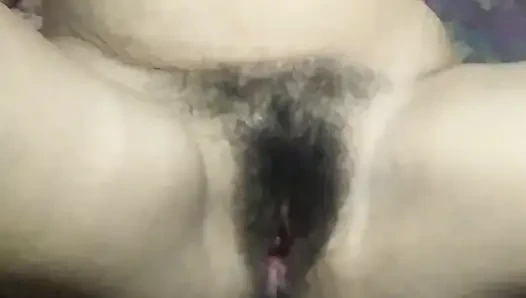 Penise yerleştirildiğinde dul kadının vajinasından osurma sesi çıkıyor