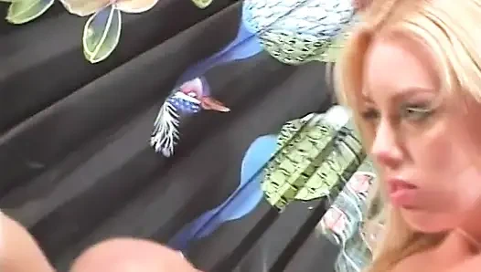 Tombul sarışın bronzlaşmış adam tarafından arkadan sikiliyor