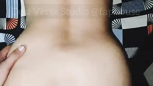 Hintli kadın yatak odasında domalarak sert sikişiyor