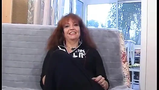 Biz Sonia'yı, iyi bir genç yarağa sahip olmak isteyen güzel olgun kız