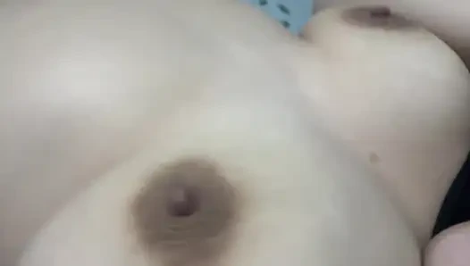 Göğüslerim sütle dolu