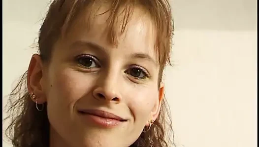 Junges Teen testet limietierten Deluxe Dildo