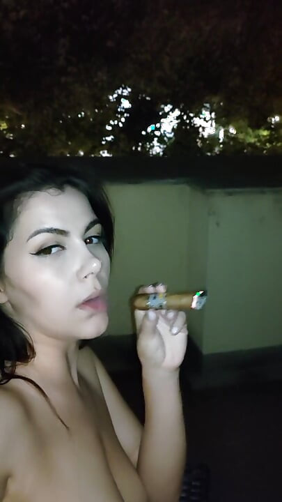Geceleri dışarıda çıplak puro içiyor