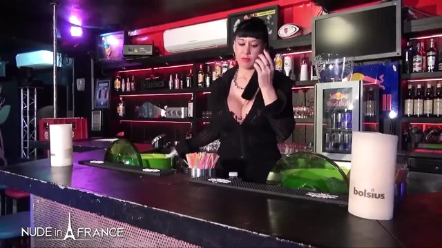 İri göğüslü olgun erkek avcısı barmen genç insanları sikip yüzüne boşaltarak işe alıyor