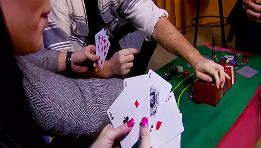 Arkadaşlarla bir poker oyunu ve kim kazanırsa kız arkadaşımı siker