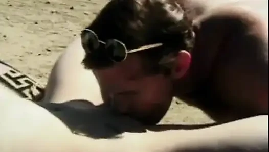 Azgın adam genç bacaklı sarışını kamyonette sert sikiyor