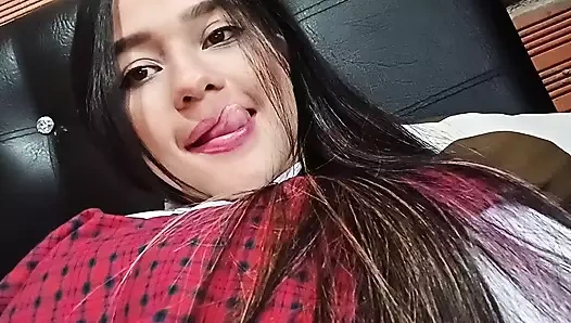 Büyük memeli Arap parmakları ve zengin göğüslerini gösteriyor