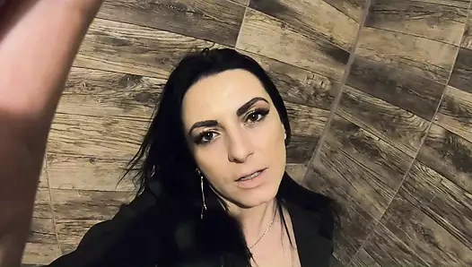 Orta yaşlı seksi kadın çoraplı ateşli bir kız tarafından işiyor ve mastürbasyon yapıyor - 4