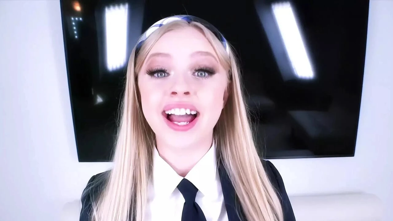 Sinh viên nhỏ nhắn Kylie Shay nuốt lượng tinh dịch đầu tiên của cô ấy