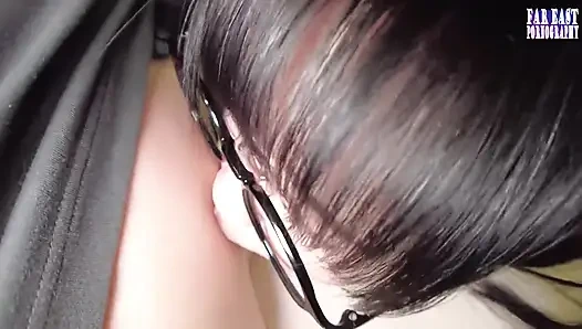 Tatlı gözlüklü tatlılar tembel bir günde sonsuz gulp mutluluk içinde sıcak damlaların tadını çıkarıyor -bölüm.2