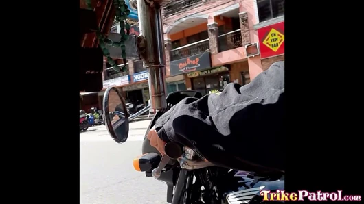 Trikepatrol kalın Asyalı kız yabancı yarağı deniyor