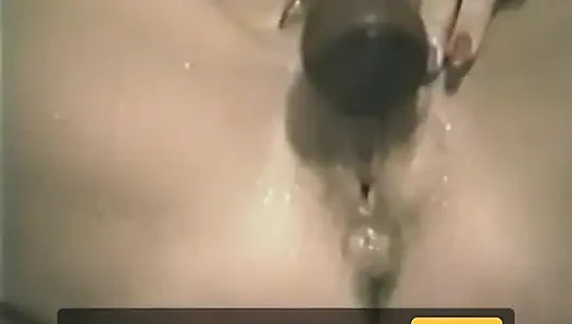 Sarışın orta yaşlı seksi kadın kendini fışkırtıyor