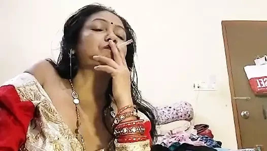 Hintli kadın amcığı, göğüsleri ve meme uçlarıyla oynuyor, bölüm 3