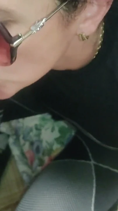 Lütfen kimseye söyleme! Ateşli üvey anne olgun orta yaşlı seksi kadın üvey oğluna yardım etmek için ağzına boşalmalı ıslak sakso | Klip 1
