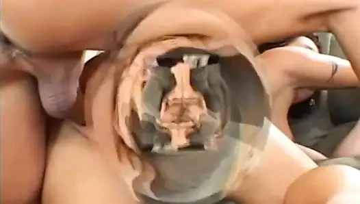 Azgın kaltak adamı baştan çıkarıyor ve kanepede sikişiyor