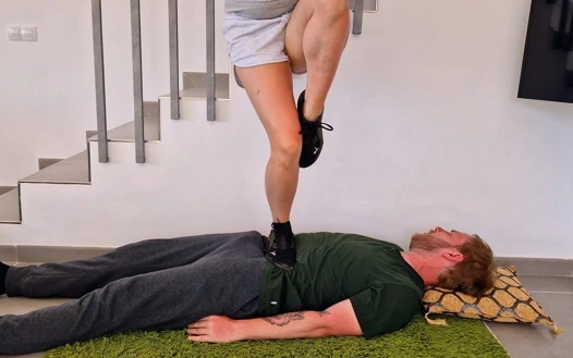 Spor ayakkabı ve çorapla amatör çiğneme