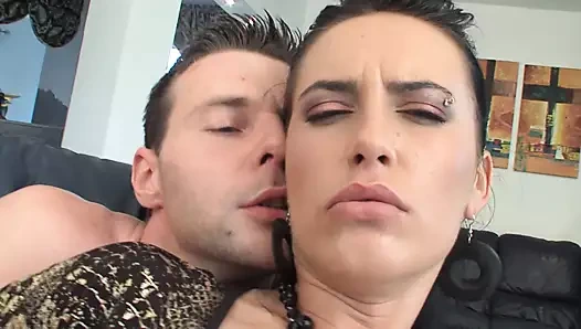 Büyük memeler mela gets becerdin içinde ona sıcak kedi