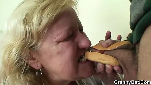 Adam köpek stili lanet tombul yaşlı büyükanne