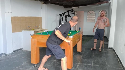 Göt için bilardo oynuyor