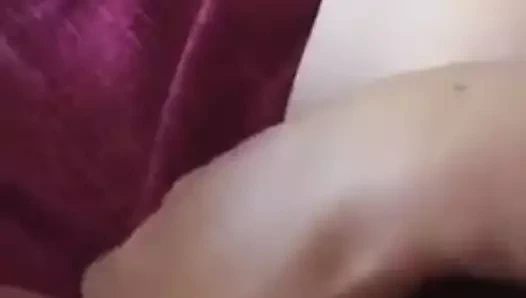 Sabrina kendini boşaltıyor